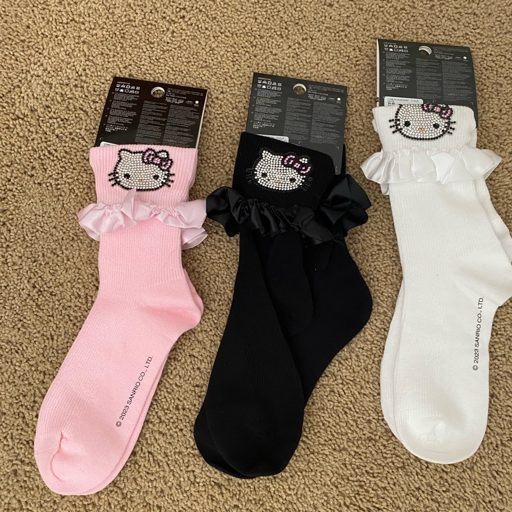 Hello Kitty Ruffled Crystal Anklets - Picture 3 of 6